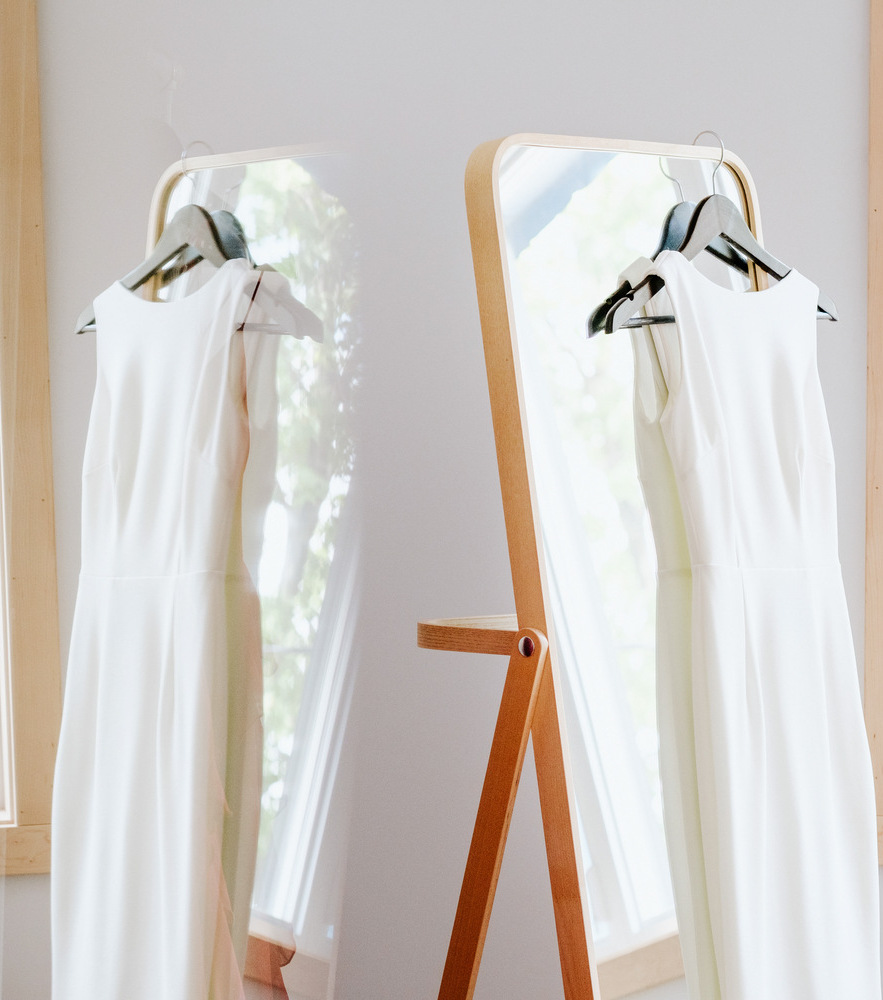 Wedding Planner Bordeaux. La robe de la mariée attend sagement son instant de gloire sur le miroir de la chambre
